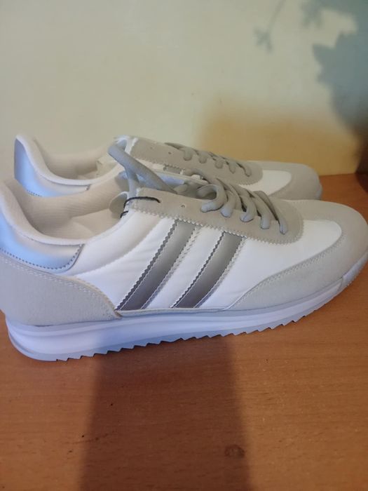 Маратонки  два чифта