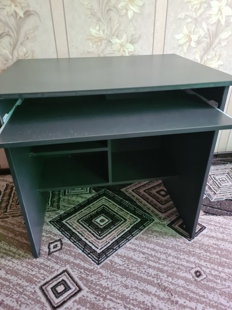 Продам стол  крепкий