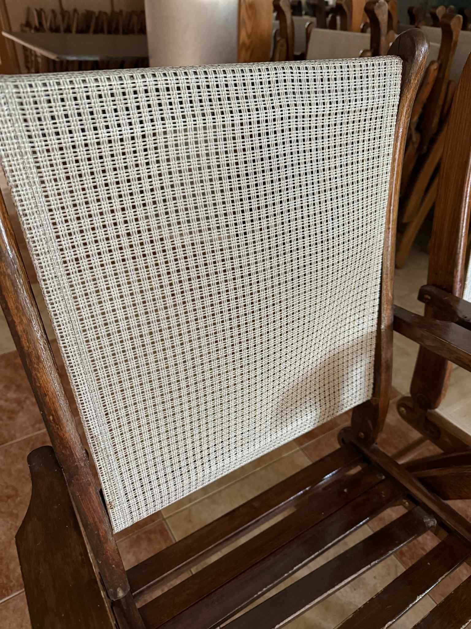 Продавам дървени столове