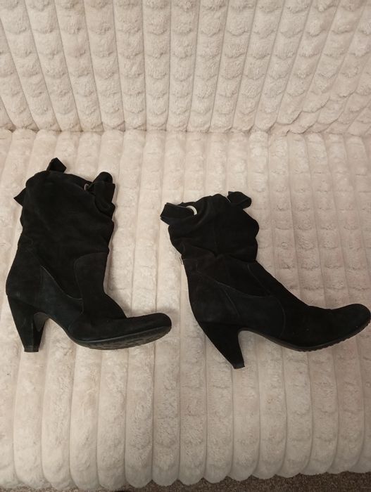 Cizme din piele întoarsā