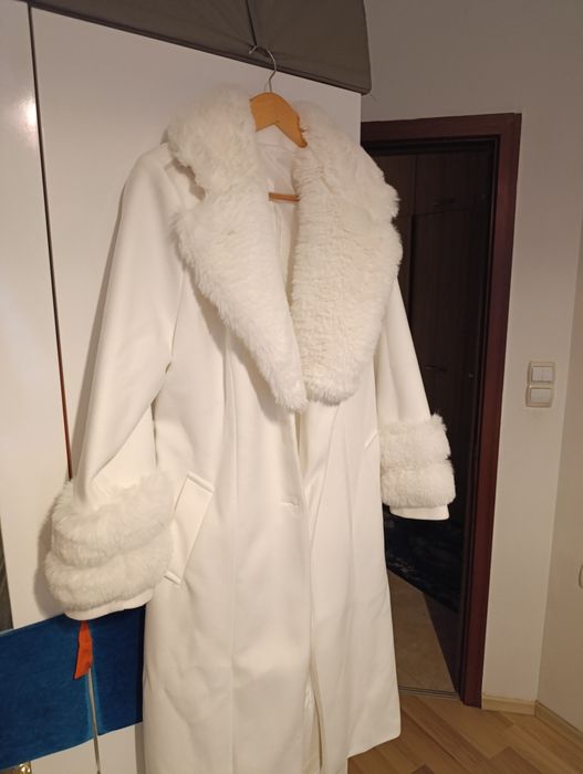 Бяло дълго елегантно палто