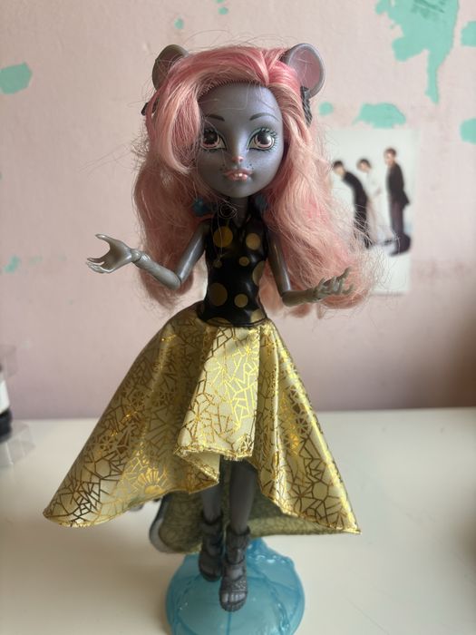 papusi monster high , bratz