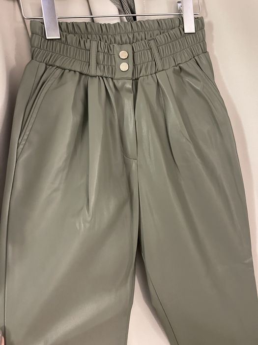 Зелен кожен панталон с ластик