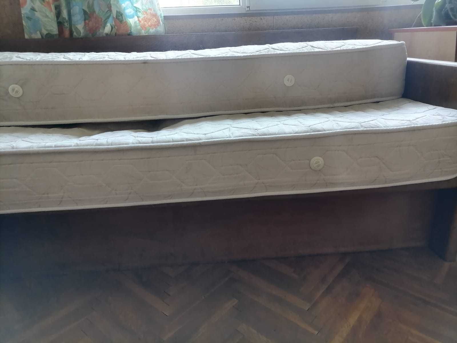 продавам дървен  ,разтегателен диван с матраци тед .