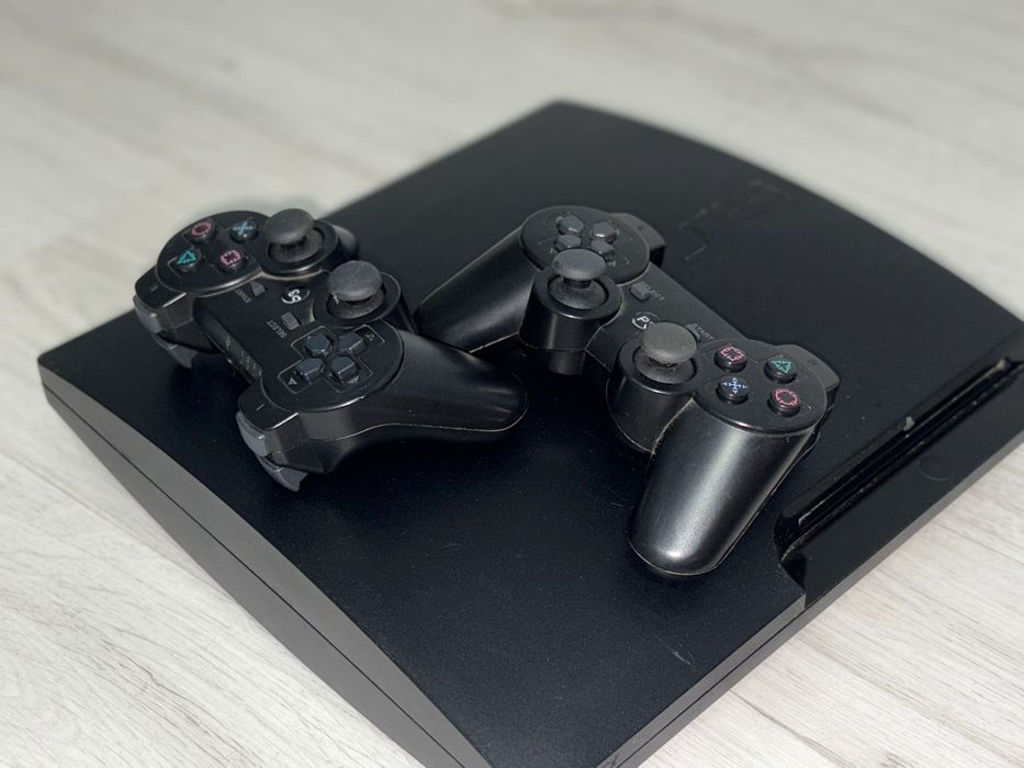 Consola PS3 SLIM, 2 controllere si o colectie de 13 jocuri