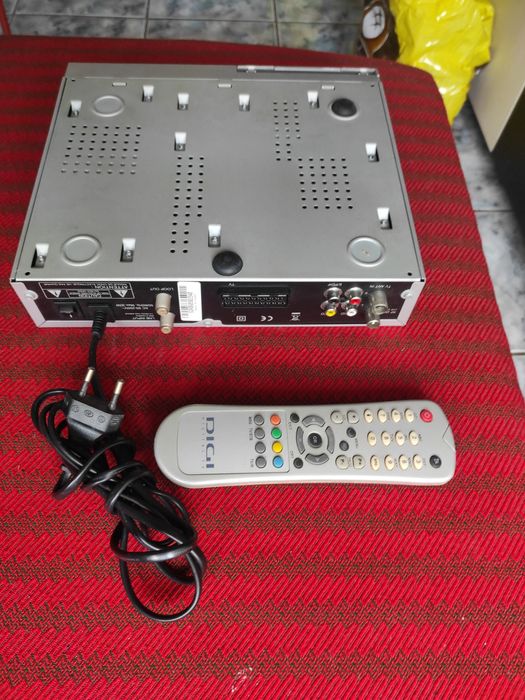 Receiver digital satelit Hyundai pentru digital TV, cu telecomandă, în