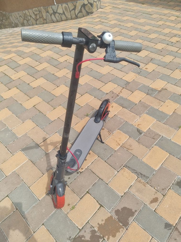 Vând trotineta xiaomi m365