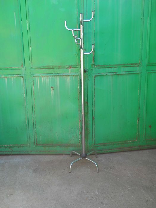 Cuier metalic de podea-necesita reparatii