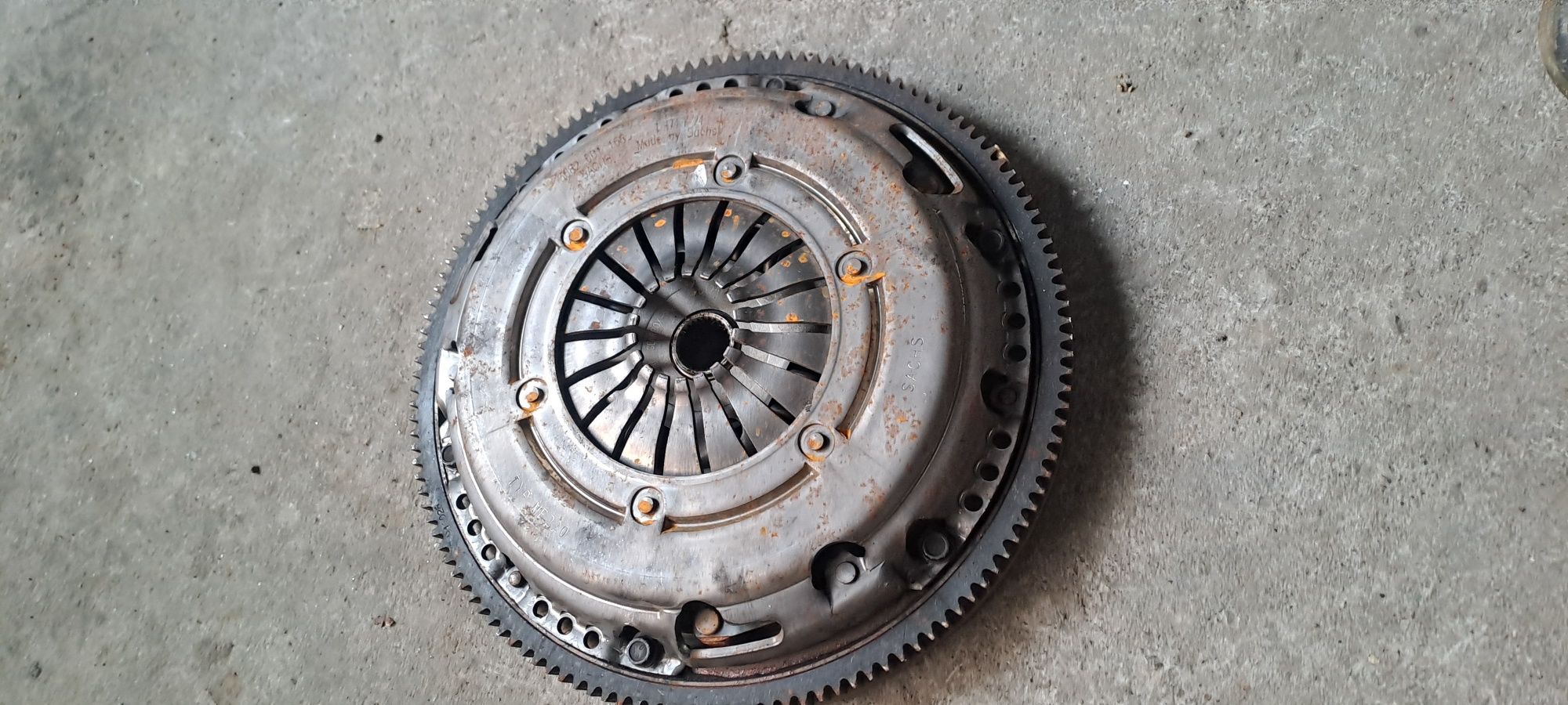 Kit ambreiaj vw Passat b6 motor 1.6 fsi cod BLF este aproape nou