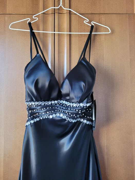 Официална черна рокля