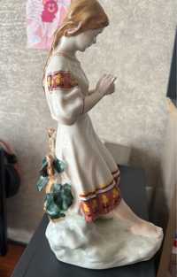Продается фарфоровая статуэтка Девушка с ромашкой