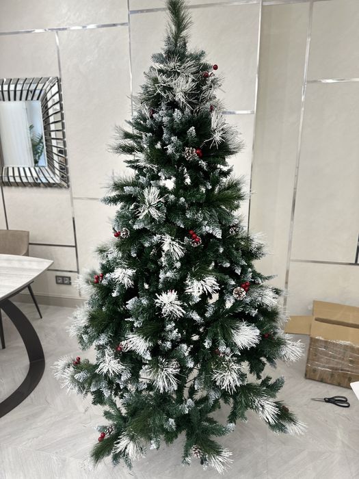 Елку искусственную продам 210 см. Б/у. Все целое!