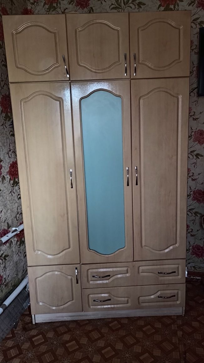 Продам.     Шифонер.