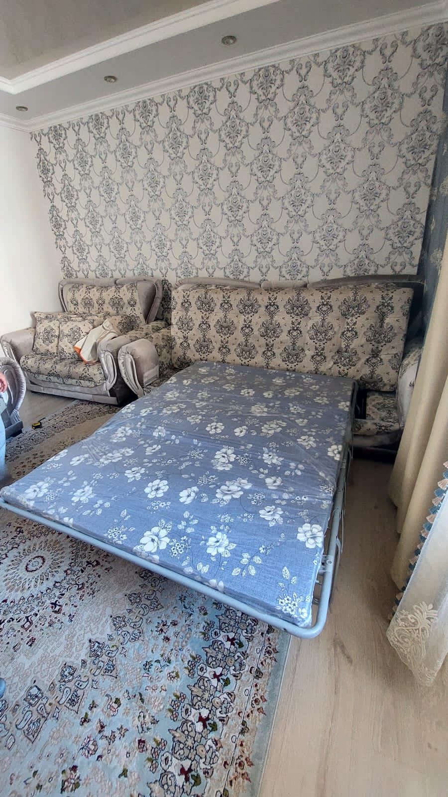 Диван екі кресломен