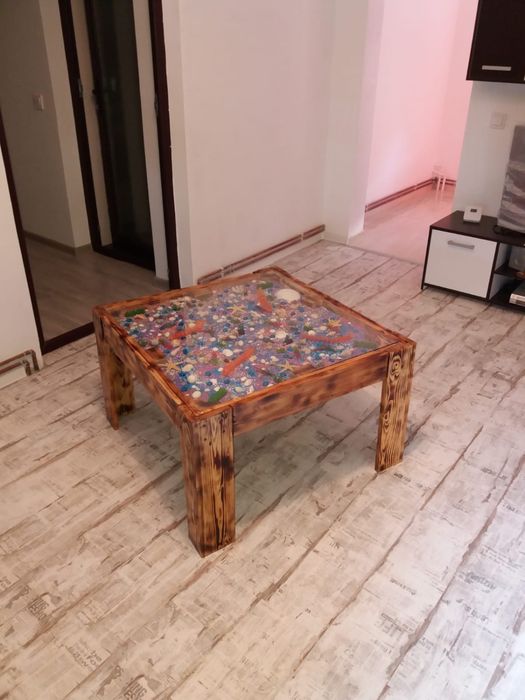 Masa cu scoici si alte ornamente marine