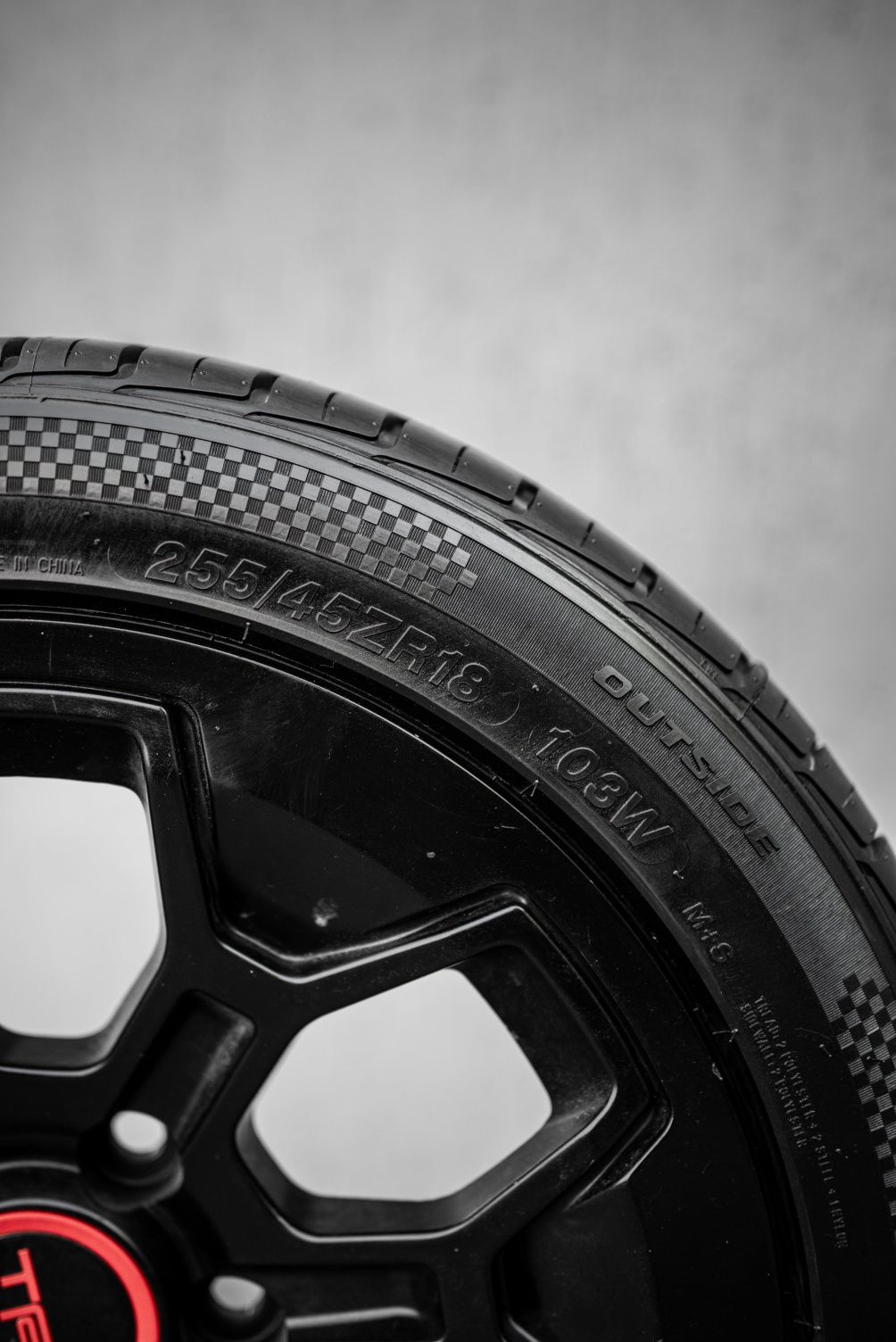 THREE-A 305/40R22 P606 114W