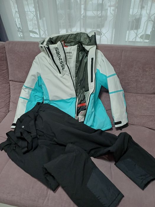 Горнолыжный костюм в идеальном состоянии.