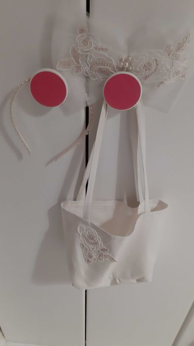 Set Anne bebe - rochita cu trena si perle, gentuta si bentita asortate