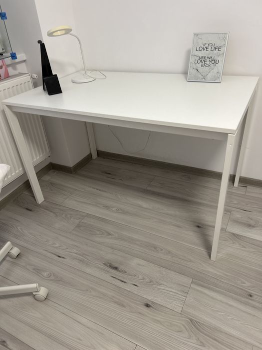 Scaun alb, rotayiv , reglabil pe inaltime.