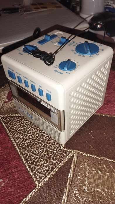 Aparat radio ceas, electric 220V ; Hong Kong