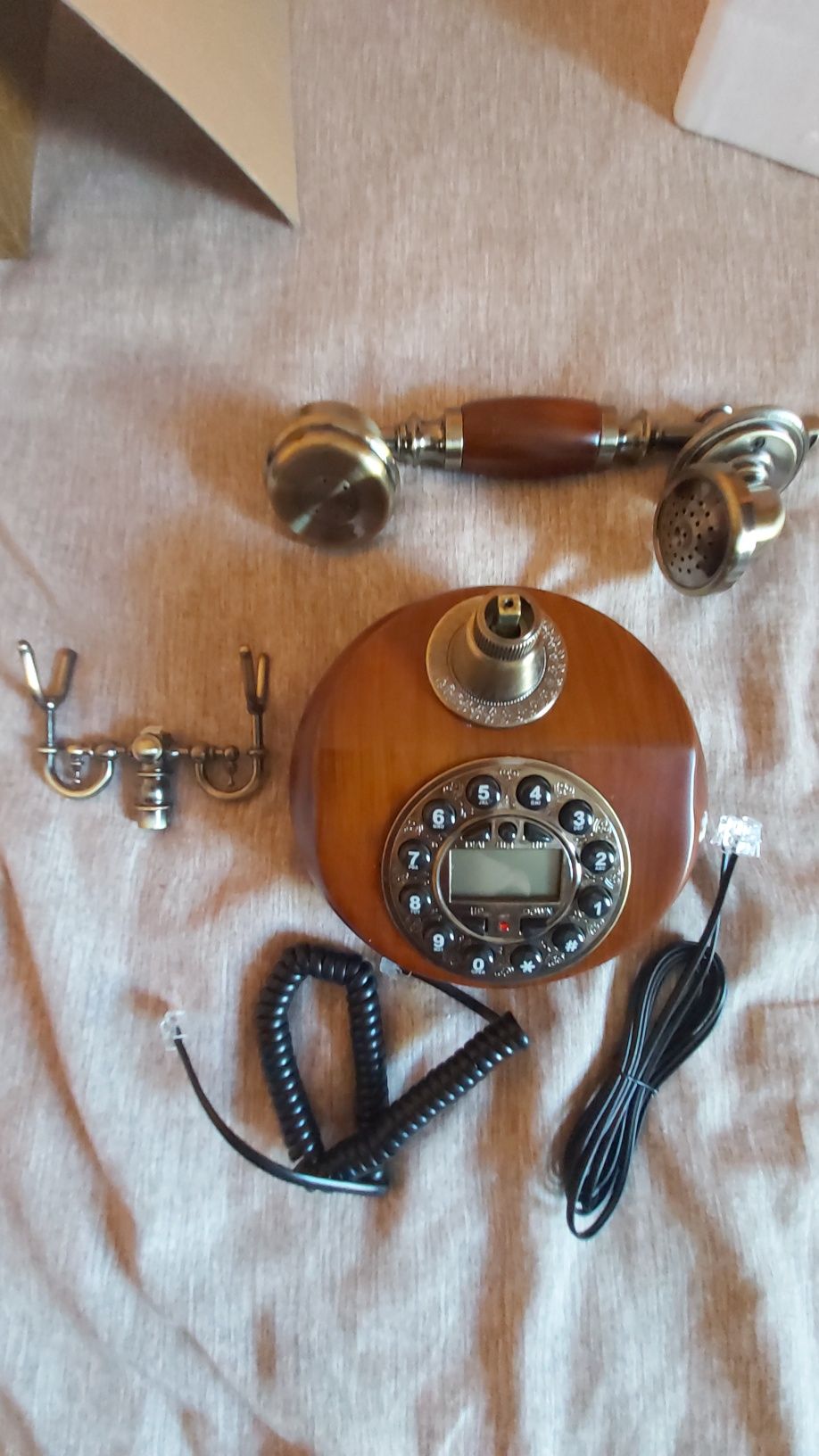 Telefon vintage cu o eleganță aparte