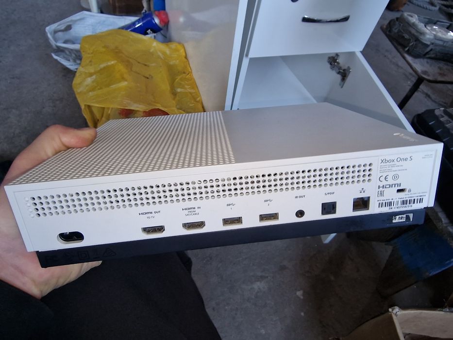 Продам приставку x box one S памяти 2 трб