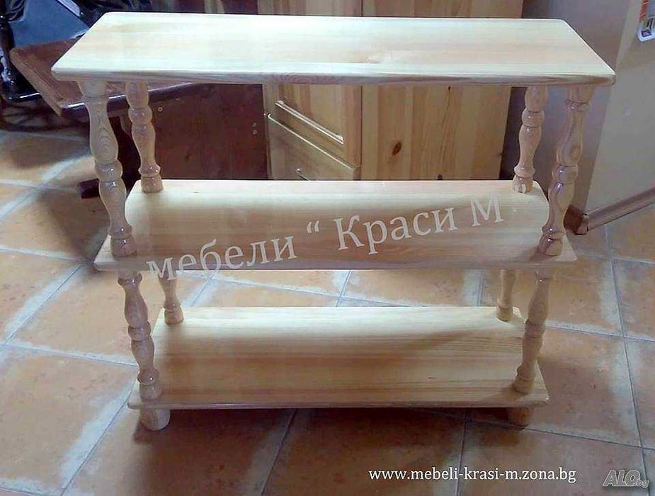 Масивна дървена масичка с два плота и колелца за лесно местене.Налична