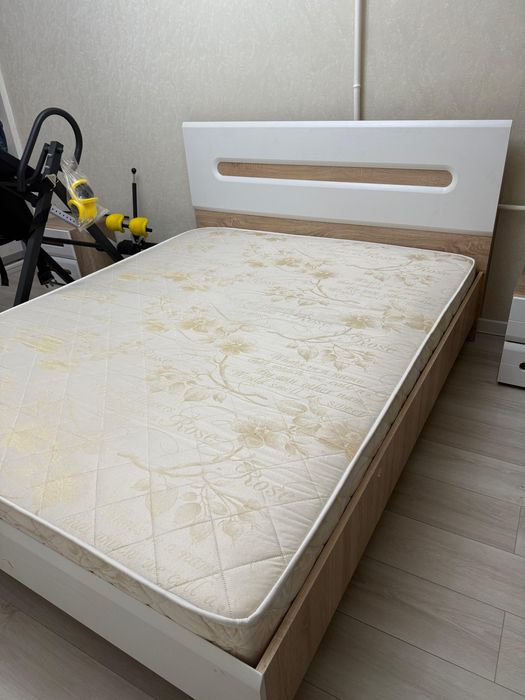 Продам кровать и две тумбочки