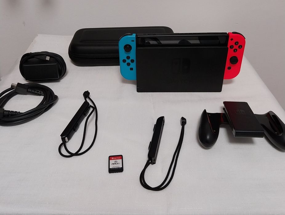 Consola NINTENDO Switch 2019,se vinede cu 3 jocuri!