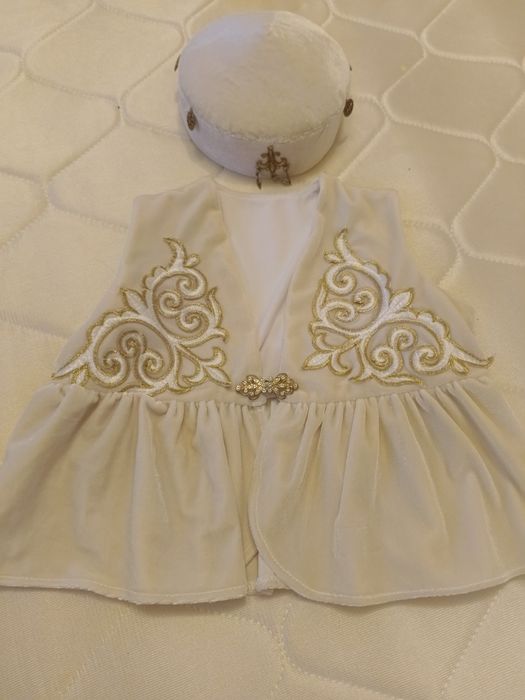 Жилетка и такия на годик .