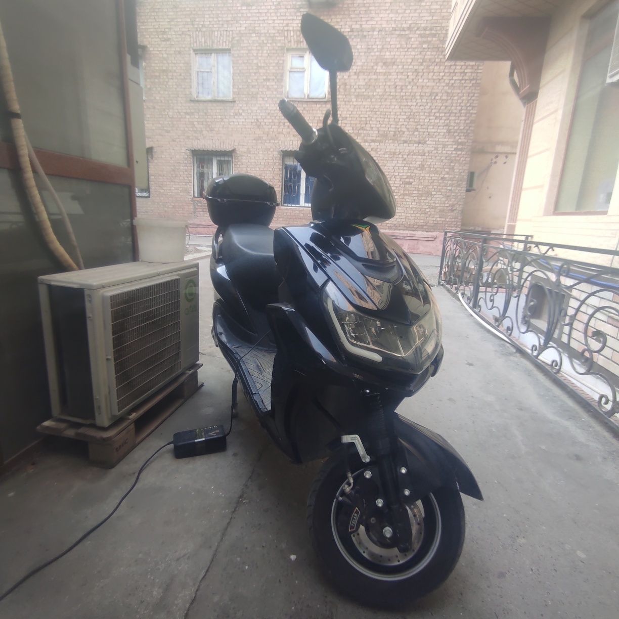 Elektroskuter b.u
