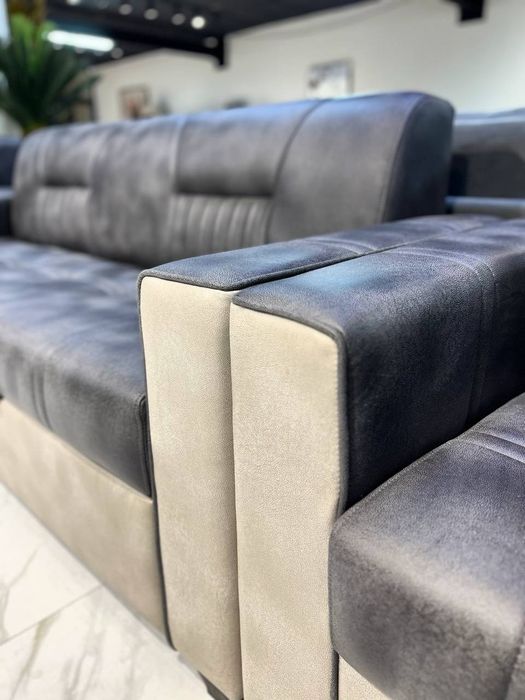 Диван и два кресла. Можно купить в рассрочку но без скидок.

Ком