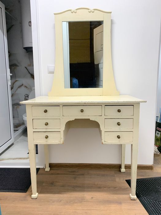 Старинна тоалетка с огледало