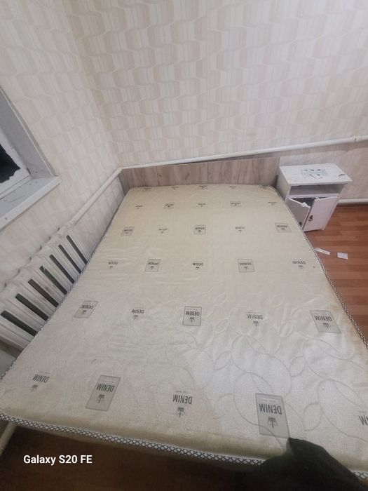 Двуспальная кровать с матрасом.