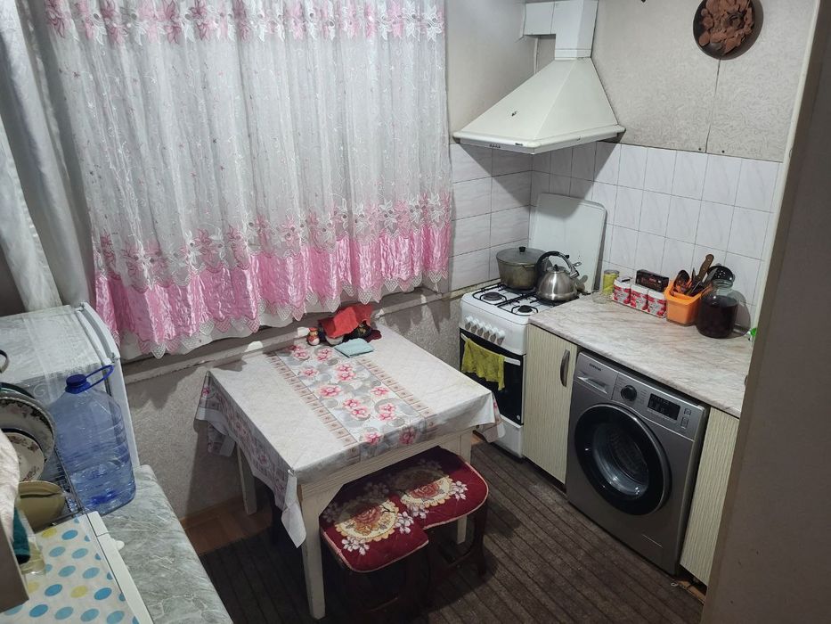 Юнусабад 14 кварталда 1 хона уй ижарага оилага еки 4 та кизга берилади