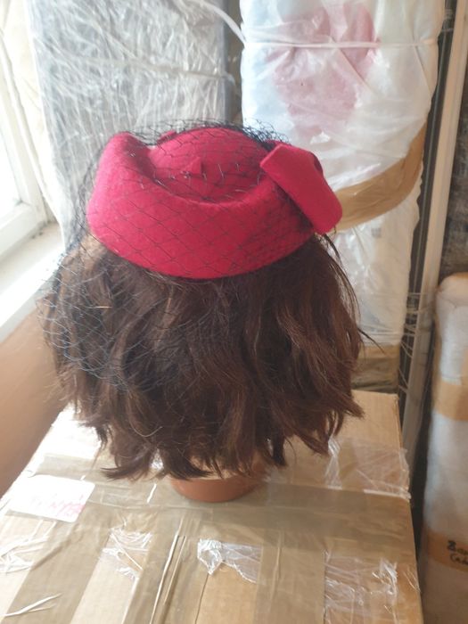 Fascinator roșu din lână