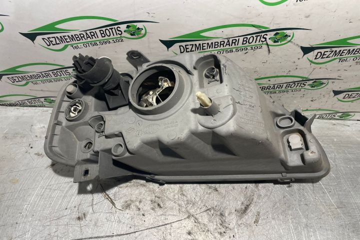 Far stanga Dacia Logan prima generatie