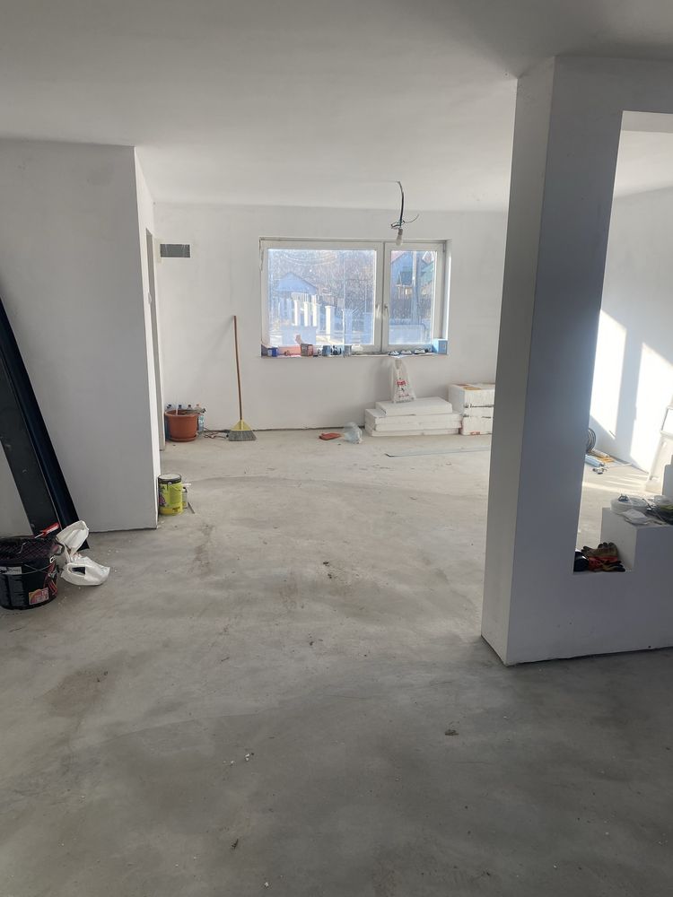 Proprietar casa cu etaj Pe langa Pensiunea Loredana Hemeiusi