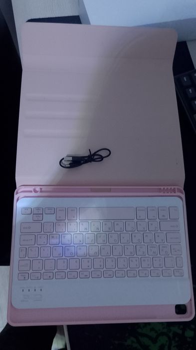 Айпад + ручка + чехол с клавиатурой