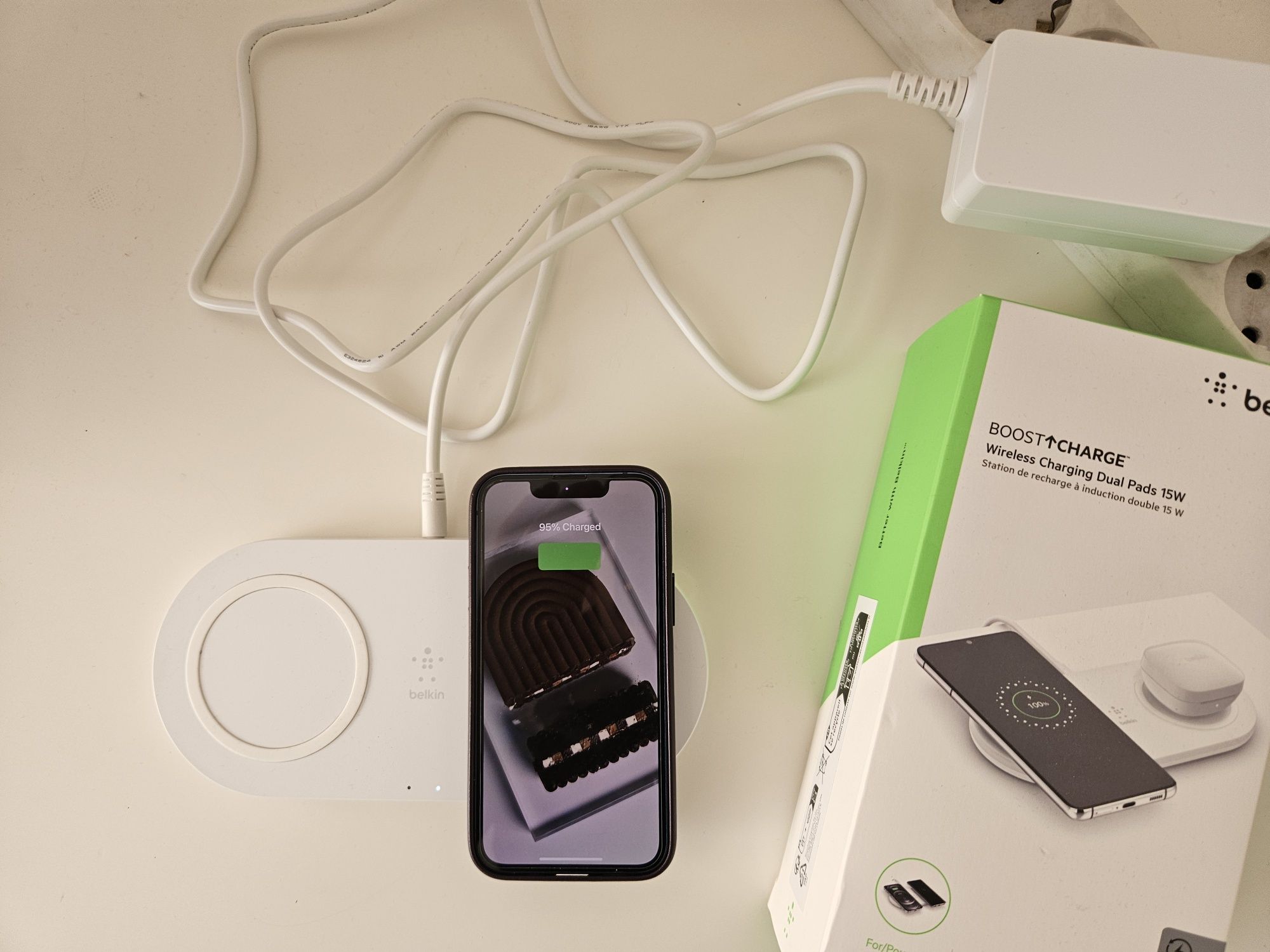 Безжично зарядно Belkin Dual Charger - Fast Charging - Apple/Samsung