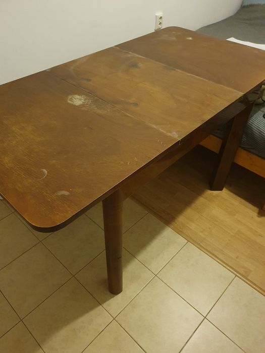 Vând masă din lemn furniruit 100 lei