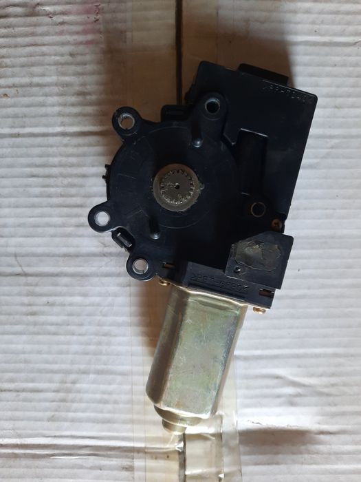 Моторчик привода люка для субару