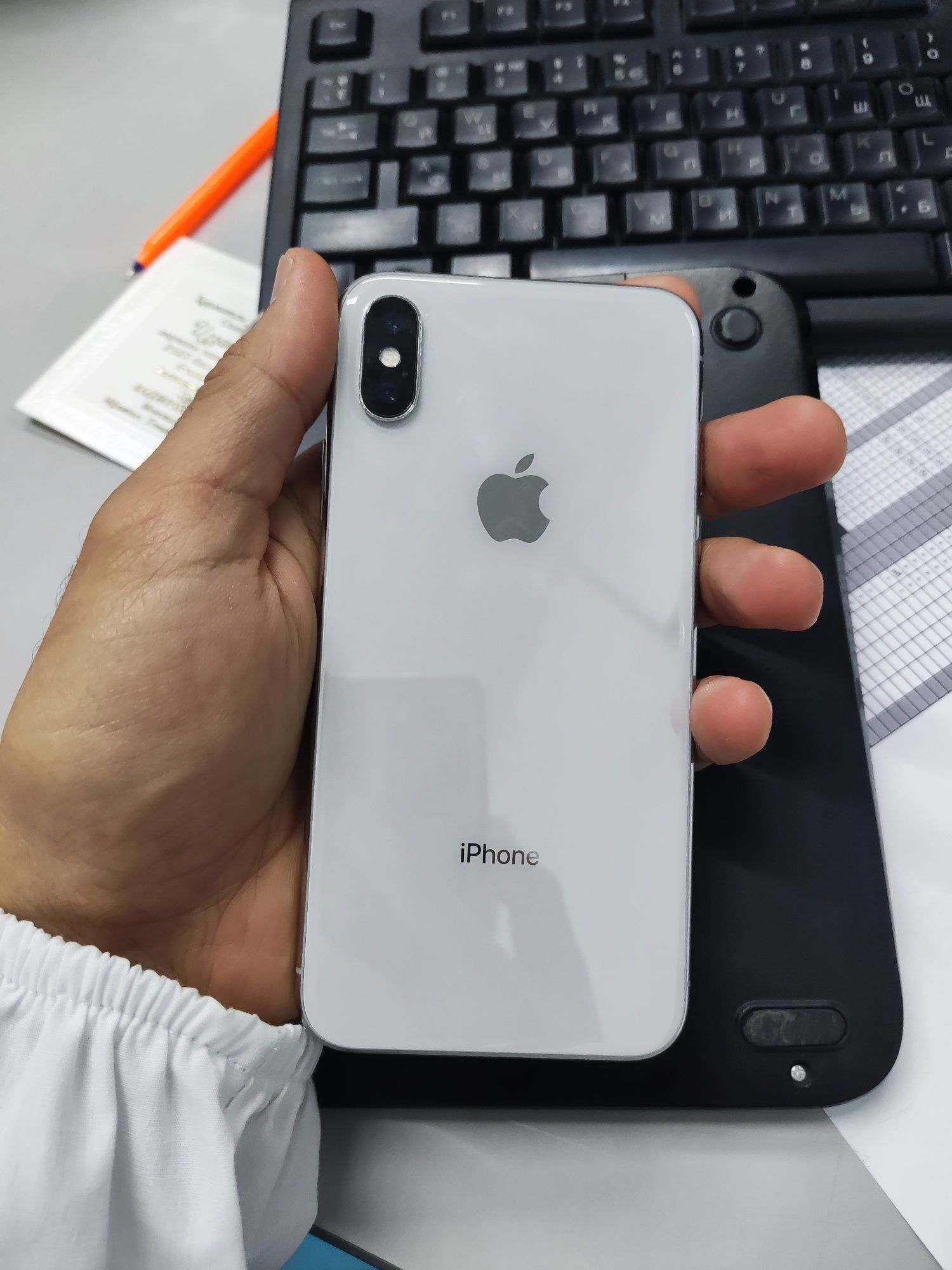 iPhone X oq rangli