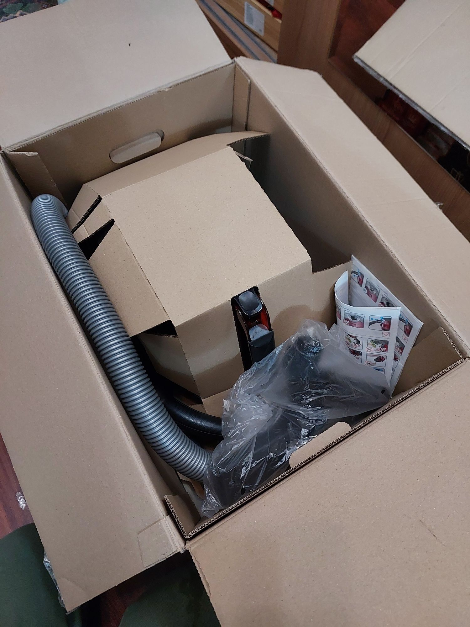 Пылесос Tefal Silence Force TW7233EA красный