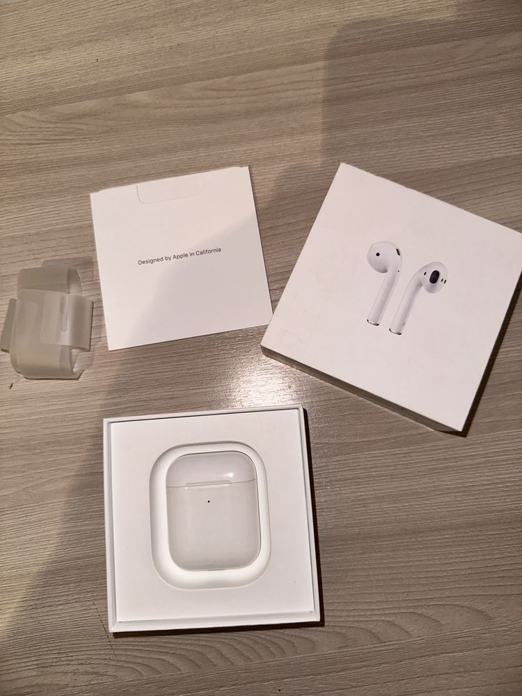Apple AirPods with wireless charging case