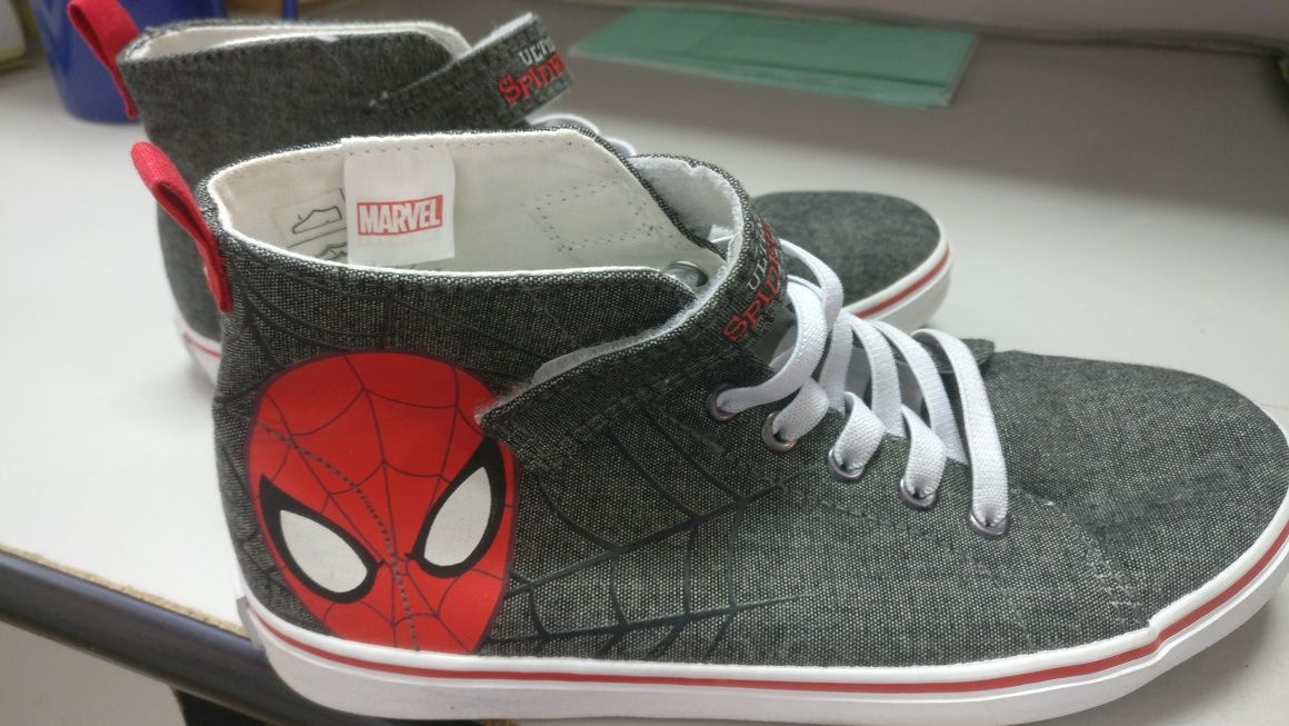 Bascheti cu Spiderman,de la H&M,nar 34(22 cm-interior)