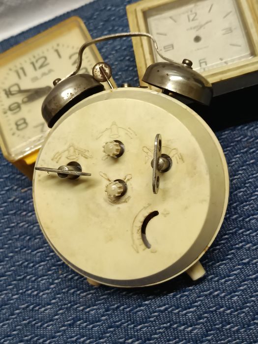 Три механични будилника