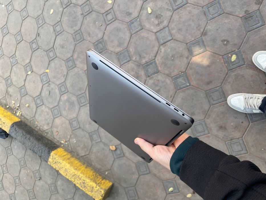 Macbook pro 2018 15,4inch  32/1024 xolati 10/10 grafika uchun jufa zo