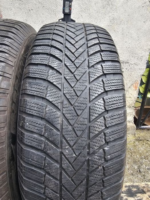 Vând două anvelope de iarna Bridgestone 255 65 17 dot 3722