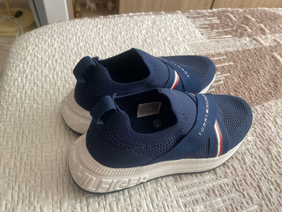 Продавам детски маратонки Tommy Hilfiger